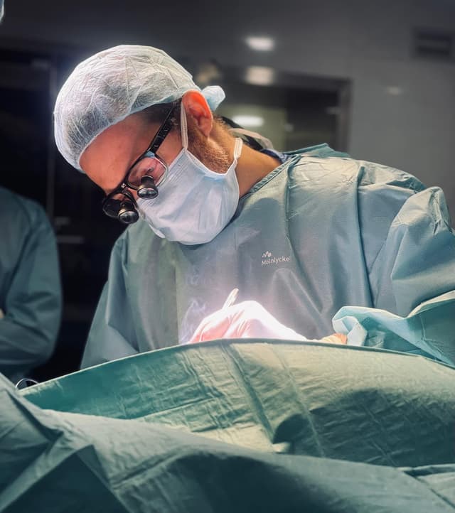 Dr. Albert Pardo Pol en quirófano